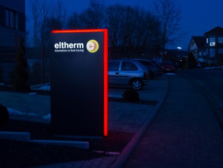 Beleuchteter Werbepylon als „Eye-Catcher“ im Eingangsbereich der Firma Eltherm in Burbach. Durch die klare Gestaltung und LED-Ausleuchtung wird eine optimale Außenwirkung erzielt.