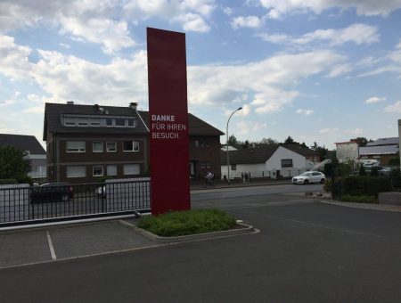 Fertig montierter Werbeturm am Baupark (Mobau Wirtz & Classen) in Mönchengladbach als Bestandteil des Marketingkozepts.