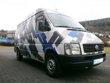 VW Crafter Folierung mit Car Wrapping Folie von 3M (Serie 1080) und Avery Supreme Wrapping Film in matter, teilweise gebürsteter Optik.