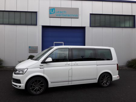 Veredelung einzelner Chromelemente eines VW T6 Multivans. Dezente Platzierung des Firmenlogos unterhalb der Außenspiegel. Ob Sprühfolie oder Car Wrapping Film - je nach Einsatzbereich wählen wir das optimale Verfahren.