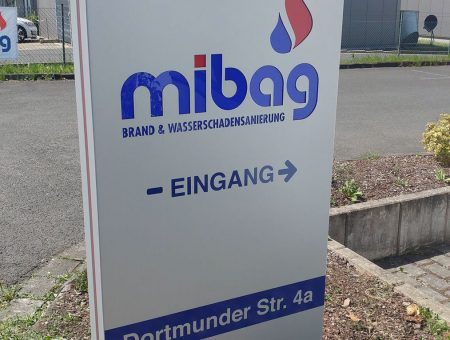Dekupierter Standpylon mit Firmensignet und Folientexten für die Firma Mibag in Wilnsdorf. Unsere produzierten Pylone sind ein echter Blickfang und weisen ihren Kunden unübersehbar den richtigen Weg.