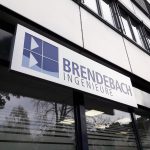 Logo + Schriftzug „Brendebach Ingenieure“ dekupiert, mit weißem Acrylglas plan hinterlegt und mit transluzenter Folie gem. Kunden-CI kaschiert.