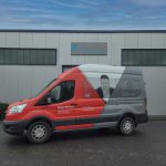 Beschrifteter Ford Transit im LBS-Firmendesign.