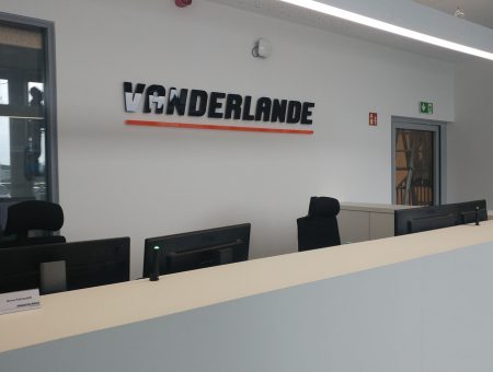 Das Firmensignet für die Firma „Vanderlande“ produzierten wir aus 8 mm Plexiglas . Die mit Abstand montierten Einzelbuchstaben repräsentieren das Firmensignet im Foyer der Firma VANDERLANDE.