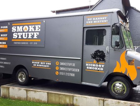 Vollverklebung des Food Trucks in grau matter Folie von Avery.