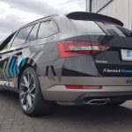 Skoda Superb Combi mit dynamischem Folien Design, waschanlagenfest und witterungsbeständig.