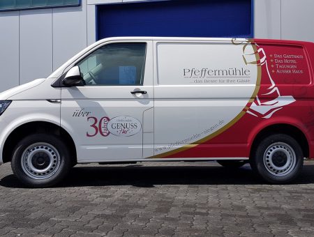 Gestaltung und Beschriftung eines VW Transporters mit unterschiedlichen Hochleistungsfolien und Digitaldrucken.