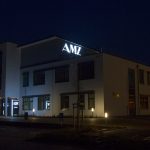 Wir realisierten einen beleuchteten Pylon, eine Lichtwerbeanlage und ein Logo aus Acrylglasbuchstaben für das Arbeitsmedizinische Zentrum am neuen Standort in Siegen-Weidenau. Der Pylon fügt sich perfekt in das Gesamtbild ein.