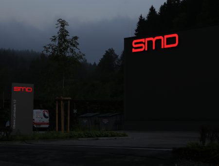 Für SMD montierten wir diesen modernen Blickfang im Industriegebiet Oberes Leimbachtal. Beleuchtete Pylone bringen ihr Unternehmen in der Außendarstellung nach vorn!