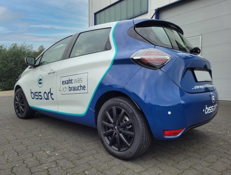 Renault ZOE in der Seiten- und Heckansicht, vollflächig mit Hochleistungsfolie verklebt.