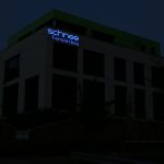 Nachtwirkung der produzierten Profil 8 Vollreliefbuchstaben am Firmengebäude.