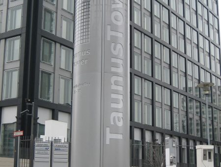 Runder Werbepylon des Taunus Towers in Frankfurt am Main mit innenliegender Ausleuchtung.