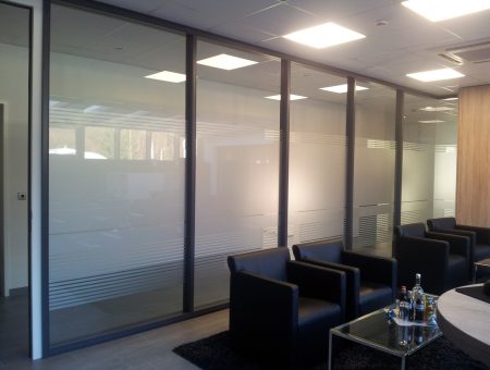 In Besprechungs-, Aufenthalts- oder Büroräumen wird Glasdekorfolie gerne verwendet, um einen optisch ansprechenden Sichtschutz zu bieten.