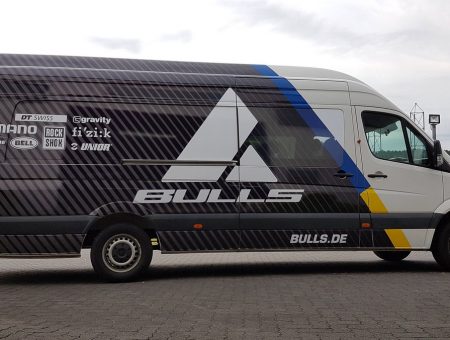 VW Crafter in der Seitenansicht, vollflächig mit digital bedruckter Car Wrapping Folie verklebt.