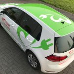 e-Golf mit foliertem Dach. Der Bogen des Herzlogos wurde ausgeplottet und in Fahrzeugfarbe stehen gelassen.