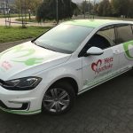 Draufsicht der auffälligen Werbefolierung im Komplettpaket: Logo, Slogan, WhatsApp-Kontakt, Dachfolierung - umgesetzt mit farbigen Car Wrapping Folien.