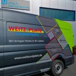 Vollfolierter VW Crafter in der Seitenansicht.