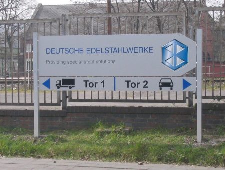 Individuell gestaltete Anlagen zur Verkehrsregelung auf einem Firmengelände unterstützen den Verkehrsfluss, wie hier für die Deutschen Edelstahlwerke.